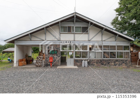 夏のJR北海道 函館本線(山線) 比羅夫駅(ヒラフ) 駅舎 夏のJR北海道 函館本線(山線) 比羅夫駅(ヒラフ) 駅舎 115353396
