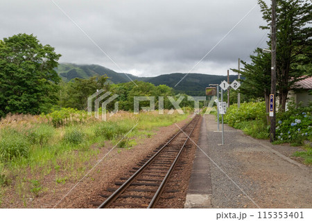 夏のJR北海道 函館本線(山線) 比羅夫駅(ヒラフ) 駅舎 夏のJR北海道 函館本線(山線) 比羅夫駅(ヒラフ) 駅舎 115353401