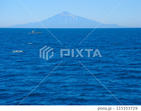 フェリー 礼文島~稚内(利尻島と漁船) フェリー 礼文島~稚内(利尻島と漁船) 115353729