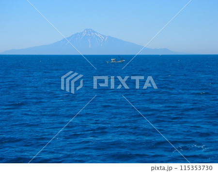 フェリー 礼文島~稚内(利尻島と漁船) フェリー 礼文島~稚内(利尻島と漁船) 115353730