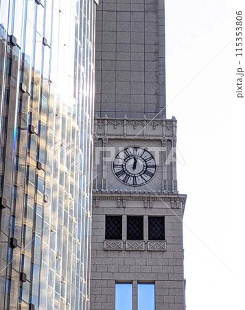 建物の外壁に設置された時計塔 建物の外壁に設置された時計塔 115353806