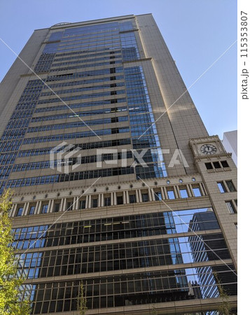 ビルに映る青空 115353807