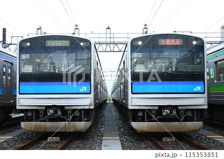 車両基地で並ぶ仙石線の205系3100番台(快速・松島海岸表示と小鶴新田表示) 車両基地で並ぶ仙石線の205系3100番台(快速・松島海岸表示と小鶴新田表示) 115353851