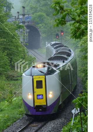 水しぶきを上げてオサワ信号場を通過した特急「おおぞら」 115354228