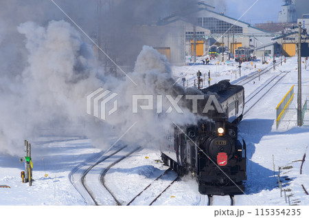 釧路運輸車両所構内を転線しながら釧路駅へ向かう「SL冬の湿原号」 115354235
