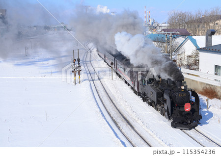 雪晴れに蒸気がたなびかせながら釧路運輸車両所出入庫線を行く「SL冬の湿原号」 雪晴れに蒸気がたなびかせながら釧路運輸車両所出入庫線を行く「SL冬の湿原号」 115354236