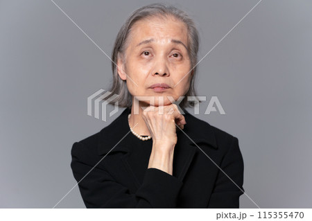 喪服のシニア女性 悩む 喪服のシニア女性 悩む 115355470