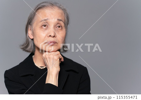 喪服のシニア女性 悩む 喪服のシニア女性 悩む 115355471