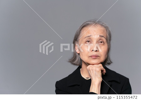 喪服のシニア女性 悩む 喪服のシニア女性 悩む 115355472