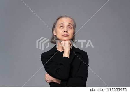 喪服のシニア女性 悩む 喪服のシニア女性 悩む 115355473