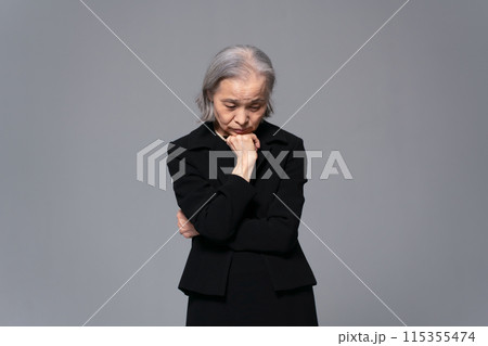 喪服のシニア女性 悩む 喪服のシニア女性 悩む 115355474