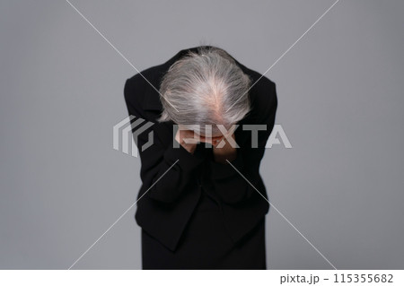 顔を覆う喪服のシニア女性 顔を覆う喪服のシニア女性 115355682