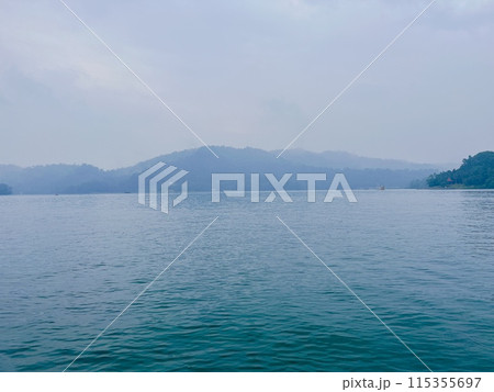 【台湾】遊覧船から見る、曇りの日の日月潭の景色 115355697