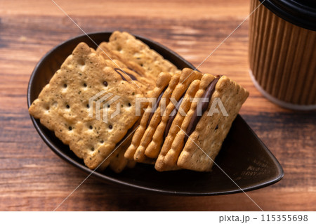 チョコクリームサンドクラッカー 115355698