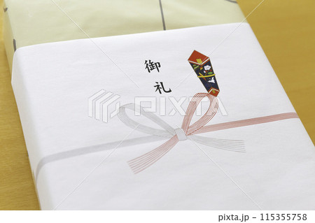 御礼ののしをかけた贈答品の箱 115355758