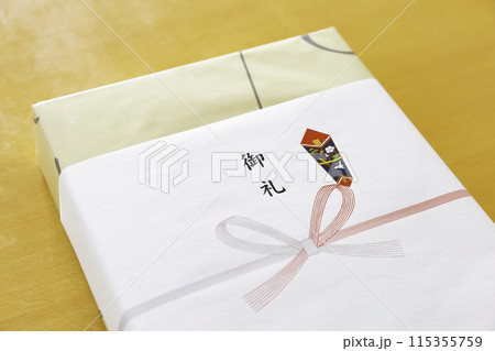 御礼ののしをかけた贈答品の箱 115355759