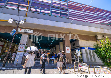 日本の川崎都市景観 6月。東急電鉄　新丸子駅などを望む 115355769