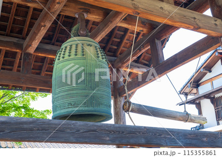 京都市　梵鐘と撞木と木造の鐘楼 115355861