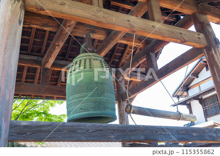 京都市　梵鐘と撞木と木造の鐘楼 115355862