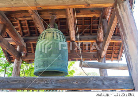 京都市　梵鐘と撞木と木造の鐘楼 115355863