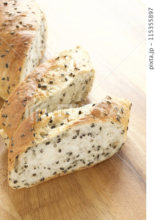 ゴマフランスパン 115355897