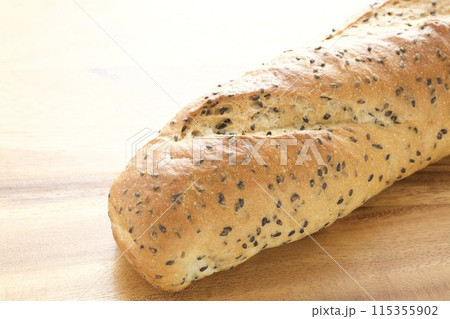ゴマフランスパン 115355902
