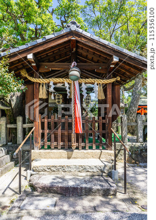 京都市北区平野桜木町の金攫八幡宮（きんかく八幡宮）　拝殿 115356100