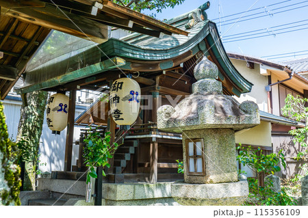 京都市北区平野桜木町の金攫八幡宮（きんかく八幡宮）　本殿 115356109