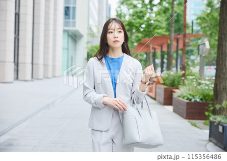 オフィス街を歩く女性 115356486