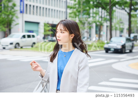 オフィス街を歩く女性 オフィス街を歩く女性 115356493
