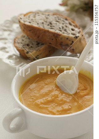 パンプキンスープとゴマフランスパン 115356757