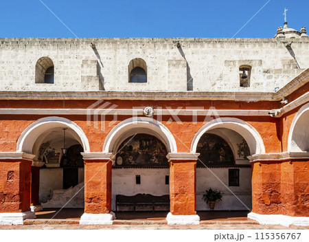 Stunning porch in the major cloister of Santa Catalina monastery, Arequipa, Peru 115356767