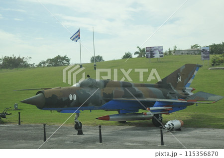 キューバ、ハバナ、カバーニャ要塞前に展示されている戦闘機 キューバ、ハバナ、カバーニャ要塞前に展示されている戦闘機 115356870