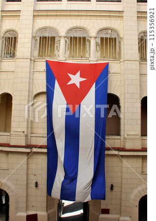 キューバ、ハバナ、革命博物館、旧大統領官邸、国旗 キューバ、ハバナ、革命博物館、旧大統領官邸、国旗 115356921