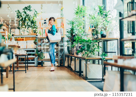 お店で買い物をする若い女性 お店で買い物をする若い女性 115357231