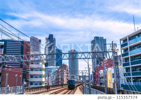 日本の川崎都市景観 新丸子駅側から相鉄車両などを望む。奥は武蔵小杉のタワーマンション群 115357574