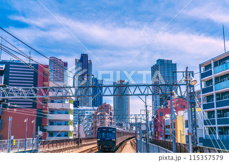 日本の川崎都市景観 新丸子駅側から相鉄車両などを望む。奥は武蔵小杉のタワーマンション群 日本の川崎都市景観 新丸子駅側から相鉄車両などを望む。奥は武蔵小杉のタワーマンション群 115357579