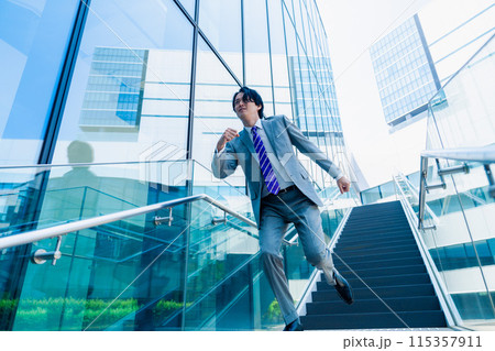 スーツを着て全力で走るビジネスマン スーツを着て全力で走るビジネスマン 115357911