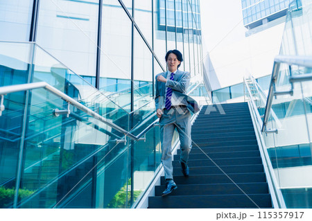 スーツを着て全力で走るビジネスマン スーツを着て全力で走るビジネスマン 115357917