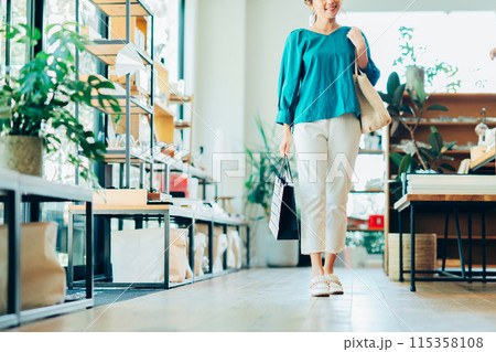 買い物をする若い女性 115358108