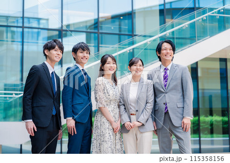 笑顔で未来を見つめるビジネスパーソン 115358156