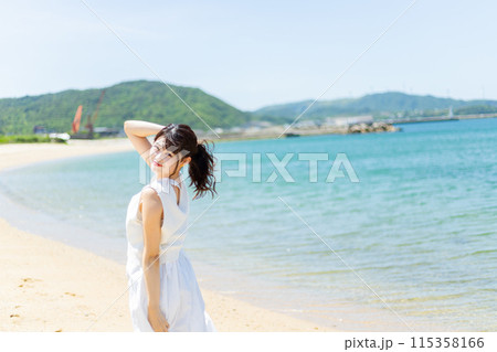 海辺に立つ女性 115358166