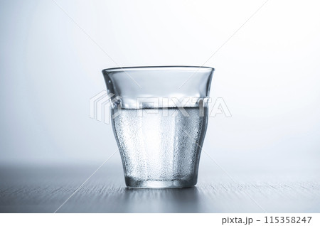 水の入ったグラス 水の入ったグラス 115358247