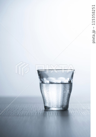 水の入ったグラス 115358251