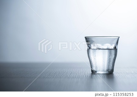水の入ったグラス 水の入ったグラス 115358253