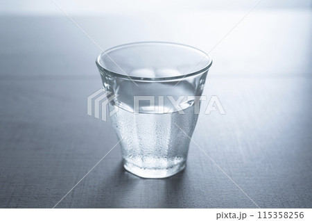 水の入ったグラス 水の入ったグラス 115358256