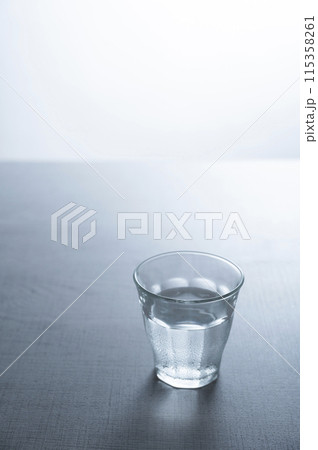 水の入ったグラス 115358261
