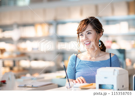 ショップの店員の若い女性 115358703