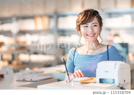 ショップの店員の若い女性 115358704