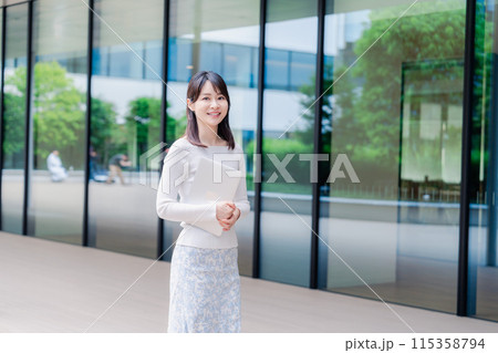 キャンパス内を歩く女子大学生 キャンパス内を歩く女子大学生 115358794